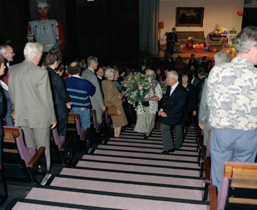 822296 Afbeelding van burgemeester mevr. drs. M.W.M. Vos-van Gortel (met bloemen) na afloop van het afscheidsfeest als ...